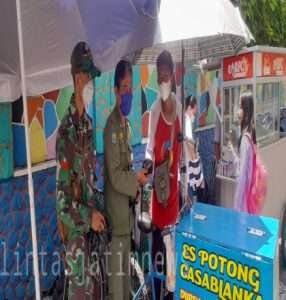 Babinsa Kampung Baru Bersama Linmas Laksanakan Pengecekan Prokes Covid-19 Dan Bagikan Masker