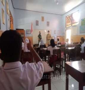Tanamkan Rasa Cinta Tanah Air, Babinsa Berikan Materi Wasbang Siswa – Siswi Sekolah Dasar