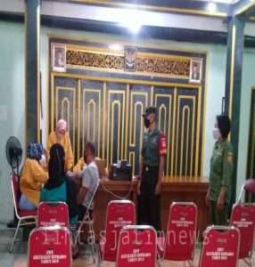 Babinsa Kelurahan Keprabon Pantau Serbuan Vaksinasi Booster di Wilayah Binaan