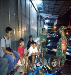 Kedapatan Nongkrong Tidak Patuhi Protkes, Pemuda Diberi Teguran Oleh Babinsa