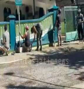 Peduli Rumah Ibadah, Babinsa Koramil 0801/01 Pacitan Bersama Warga Lakukan Pengecat Pagar Masjid