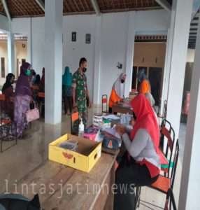 Dukung Percepatan Vaksin, Babinsa Koramil 0806/09 Tugu Dampingi Vaksinasi Lansia