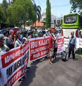 Jaksa Mandul Belum Laksanakan Eksekusi, Korban Mafia Tanah Demo Kejari Sidoarjo