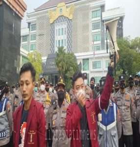 Aksi IMM Lamongan Gelar Ikhtiar Jalanan Serta Menggemakan Teriakan Semangat Perjuangan