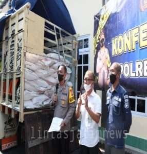 Polres Sampang Berhasil Gagalkan Penyelundupan 17 Ton Pupuk Bersubsidi