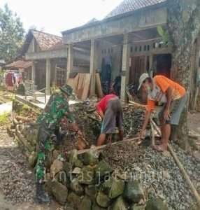 Antisipasi Banjir Babinsa Dan Warga Bersihkan Gorong-Gorong