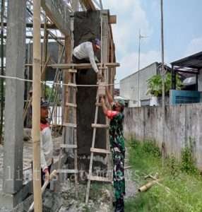 Terus Jalin Kebersamaan Babinsa Jurangjero Bantu Warga Bangun Mushola