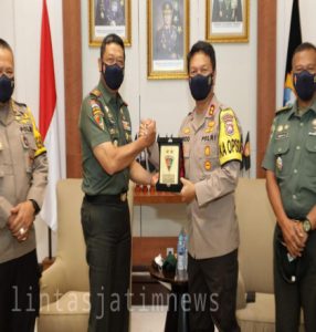 Tingkatkan Sinergitas TNI-Polri, Kapolda Jatim Sambut Hangat Kunjungan  Kehormatan Pangdiv II Kostrad