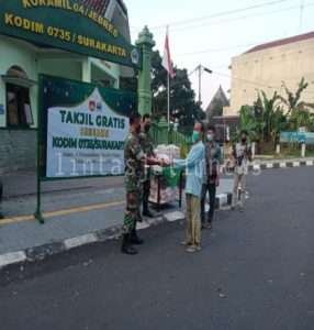 Semarak Ramadhan,Koramil 04/Jebres Bagikan Takjil Buka Puasa