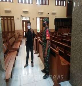 Yakinkan Sesuai Prokes, Babinsa Jayengan Cek Kesiapan Hari Paskah