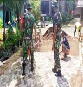 Bersama Warga Binaan,Sertu Darmono Gotong-royong Pasang Paving