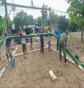 Wujud Kebersamaan, Babinsa Koramil 0805/11 Widodaren Karya Bakti Mendirikan Mushola