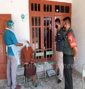 Cegah Meluas, Serma Yani Dampingi Tim Nakes Lakukan Tracing Swab Warga Kontak Erat Covid 19