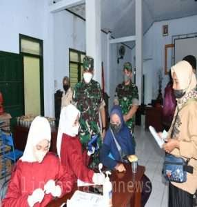 Serbuan Vaksinasi Covid-19 dan Pembagian BTPKLWN Kodim 0802/Ponorogo Ditinjau Danrem 081/Dsj
