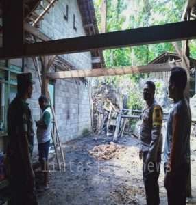 Pasca Kebakaran, Babinsa Koramil 0801/08 Tulakan Bantu Warga Bersihkan Puing-puing Rumah