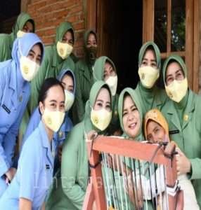 Kunjungi Kampung Tunagrahita, Ketua Persit Koorcab Rem 081 Diberi Pelukan oleh Mesinah