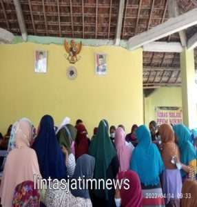 Pembagian Nomor antrian/kitir untuk pengambilan bantuan sembako di gelagahsari  Kecamatan Soko