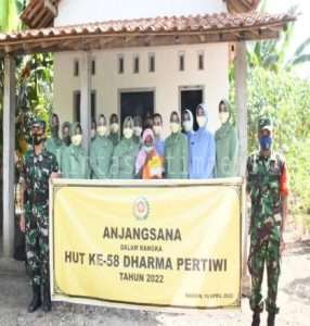 Ketua Persit KCK Cab XVI Dim Ponorogo Dampingi Ketua Dharma Pertiwi Daerah E  Laksanakan Bakti Sosial di Wilayah Kodim 0802/Ponorogo