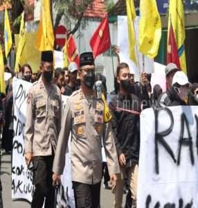 Nuansa Islami Pengamanan Aksi Mahasiswa, Petugas Polres Nganjuk Pakai Peci Tanpa Tongkat dan Tameng