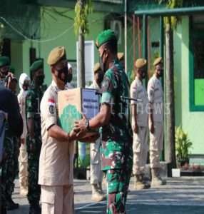 Dandim Ngawi Bagikan Bingkisan Lebaran Kepada Anggota Secara Simbolis