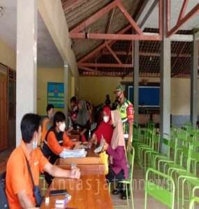 Babinsa Ngerdani Kawal Penyerahan Bantuan Sosial Tunai Bagi Warga Kurang Mampu