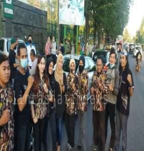 GM FKPPI, Mercy Club, KWRI, dan  Pakasa Sidoarjo Bagi Bagi Takjil di Jalan Pahlawan