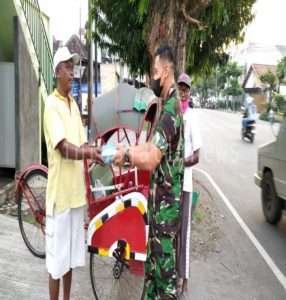 Jumat Berkah, Babinsa Kelurahan Joyotakan Bagi bagi Takjil Gratis Kepada Warga Binaanya