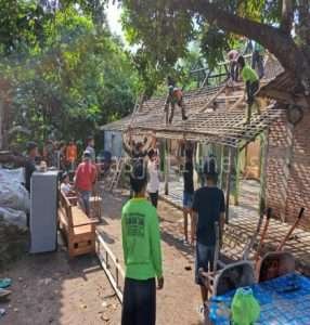 Koramil 0805/09 Kendal Karya Bakti Bersihkan Puing Pasca Kebakaran