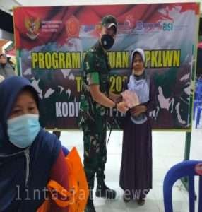 Dandim 0801/Pacitan Pantau Penyaluran Bantuan BTPKLWN TNI Malam Hari