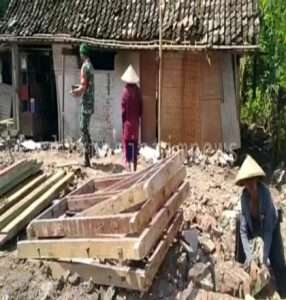 Serka Nursahid Bantu Warga Bangun Rumah