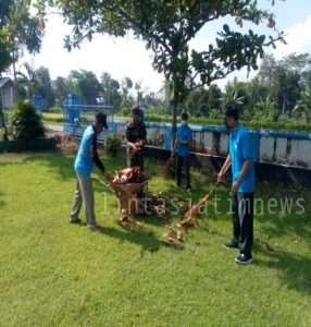 Serka Totok Bersinergi Kerja Bakti Bersihkan Lingkungan Sekolah Bersama Para Guru