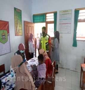 Babinsa Koramil 0806/09 Tugu Dampingi Vaksinasi Pelajar SDN 1 Duren