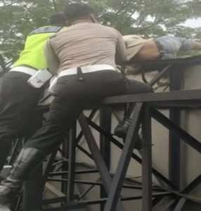 Polisi Gagalkan Pria yang Mencoba Bunuh Diri dari Atas Billboard Viaduk Tol Satelit Sukomanunggal Surabaya