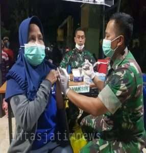 Jelang Lebaran, Denkesyah Madiun Lakukan Vaksinasi Hingga Malam Hari