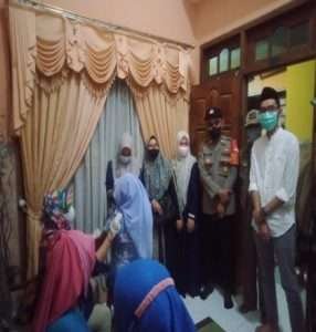 Safari Vaksinasi Ramadhan Door to Door, Lansia di Gresik Bersyukur Divaksin didalam Rumah Usai Buka Puasa