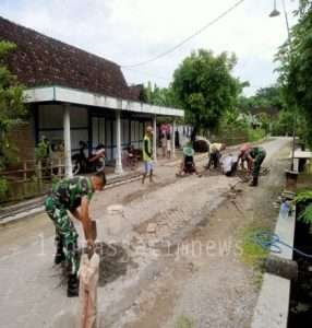Dengan Semangat Gotong Royong, Babinsa Karangjati Bersama Warga Benahi Akses Jalan