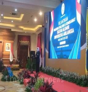 Khofifah Lantik 5 Pengurus Wilayah dan 10 Komisariat Ika Unair