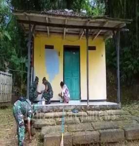 Aktif Dengan Kegiatan Desa Binaan, Babinsa Koramil 0801/06 Bandar Bantu Renovasi Mushola