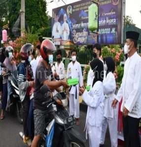 Danrem 081/DSJ Bersama Karateka INKAI Bagi-Bagi Takjil