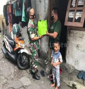 Peduli Ditengah Pandemi, Babinsa Kepatihan Wetan Berikan Bantuan Sembako Kepada Warga