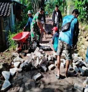 Babinsa Ngrayudan Bersama Warga Bahu membahu Pavingisasi Jalan