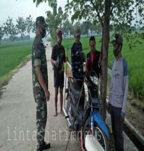 Terus Jalin Komunikasi,Babinsa Duyungan Komsos Dengan Petani