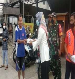 Koramil 05 Weru Dim 0726/Sukoharjo bersama Persit bagikan Menu berbuka puasa bagi masyarakat Weru