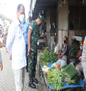 Jelang Lebaran, Dandim Dampingi Bupati Tulungagung Pantau Langsung Harga Kebutuhan Pokok