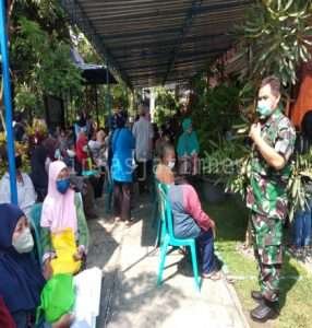 Yakinkan Penyaluran BNPT Sesuai Prokes Babinsa Terjun Langsung Laksanakan Pemantauan