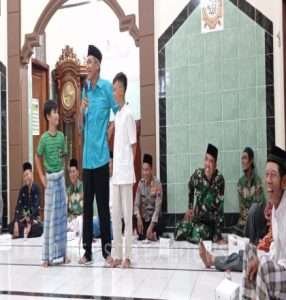 Laksanakan Tarawih Keliling, Danramil 06/Gondang Wujudkan Kepedulian Diwilayah Binaan