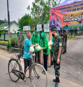 Berkah Ramadhan, Kodim 0801 Pacitan Bagikan Takjil Ke Masyarakat