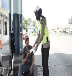 Polres Gresik Bagikan Masker ke Terminal