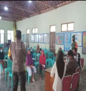 Bersama Bhabinkamtibmas, Anggota Koramil Kendal Pantau Pembagian BLT