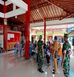 Babinsa Dan Bhabinkamtibmas Pantau Penyaluran BLT Minyak Goreng Dan Vaksinasi Booster